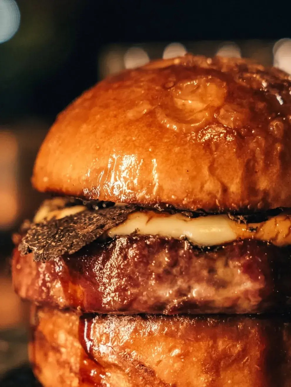 Para los que buscan una experiencia gourmet, Pony Line, el bar del Hotel Four Seasons, ofrece la hamburguesa más cara de Buenos Aires.