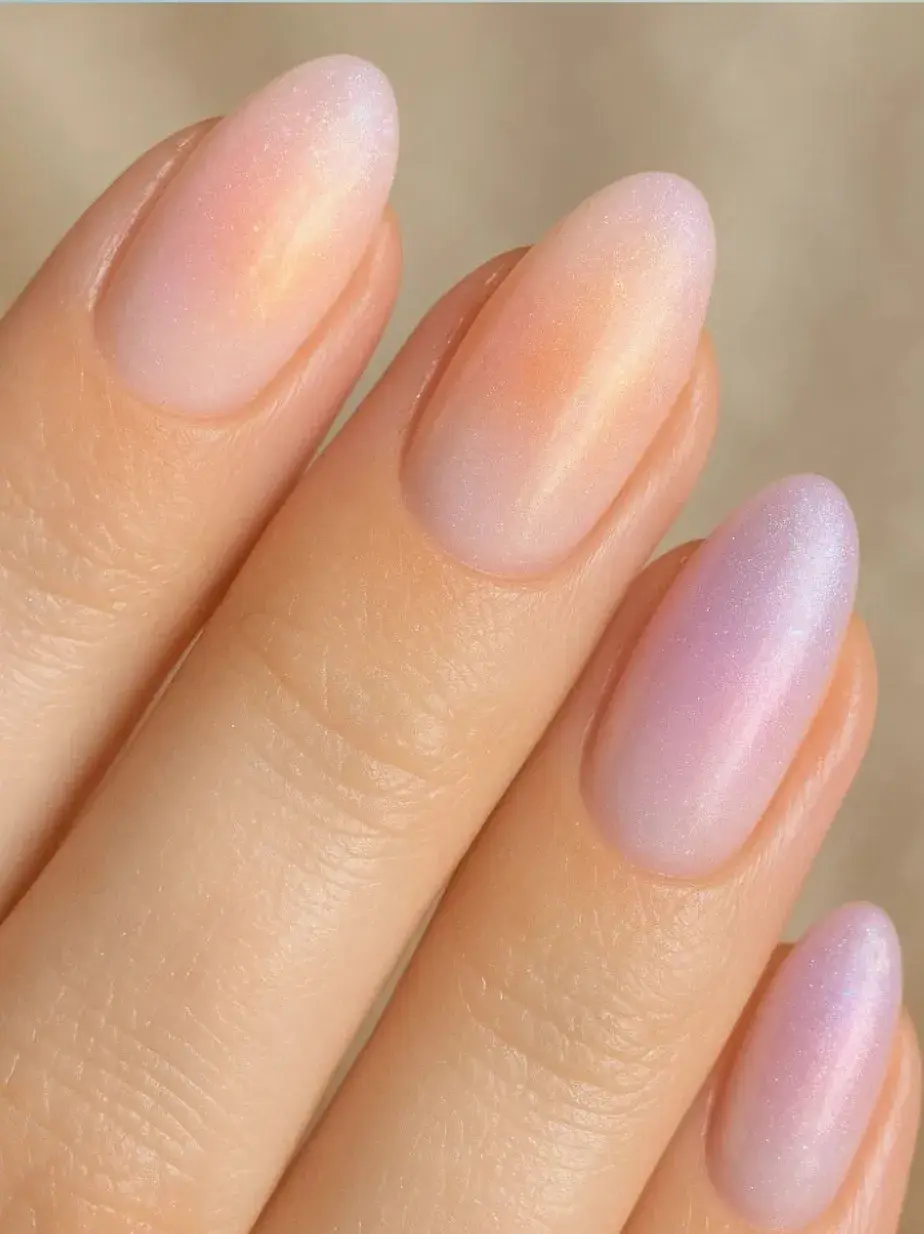 Ideas de uñas con brillos para la primavera: Laminado holográfico pastel.
