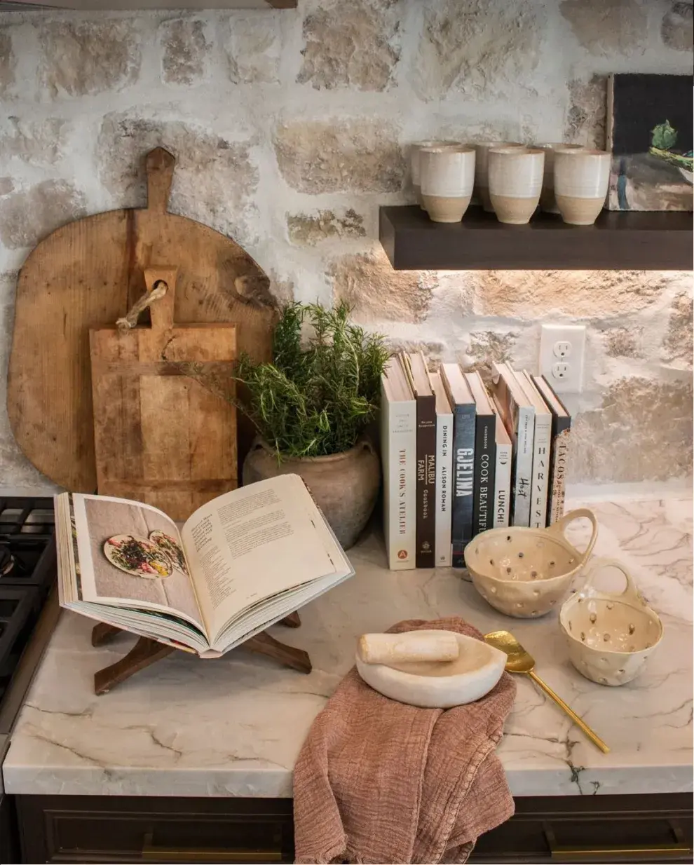 Libros bien elegidos en la mesada de la cocina