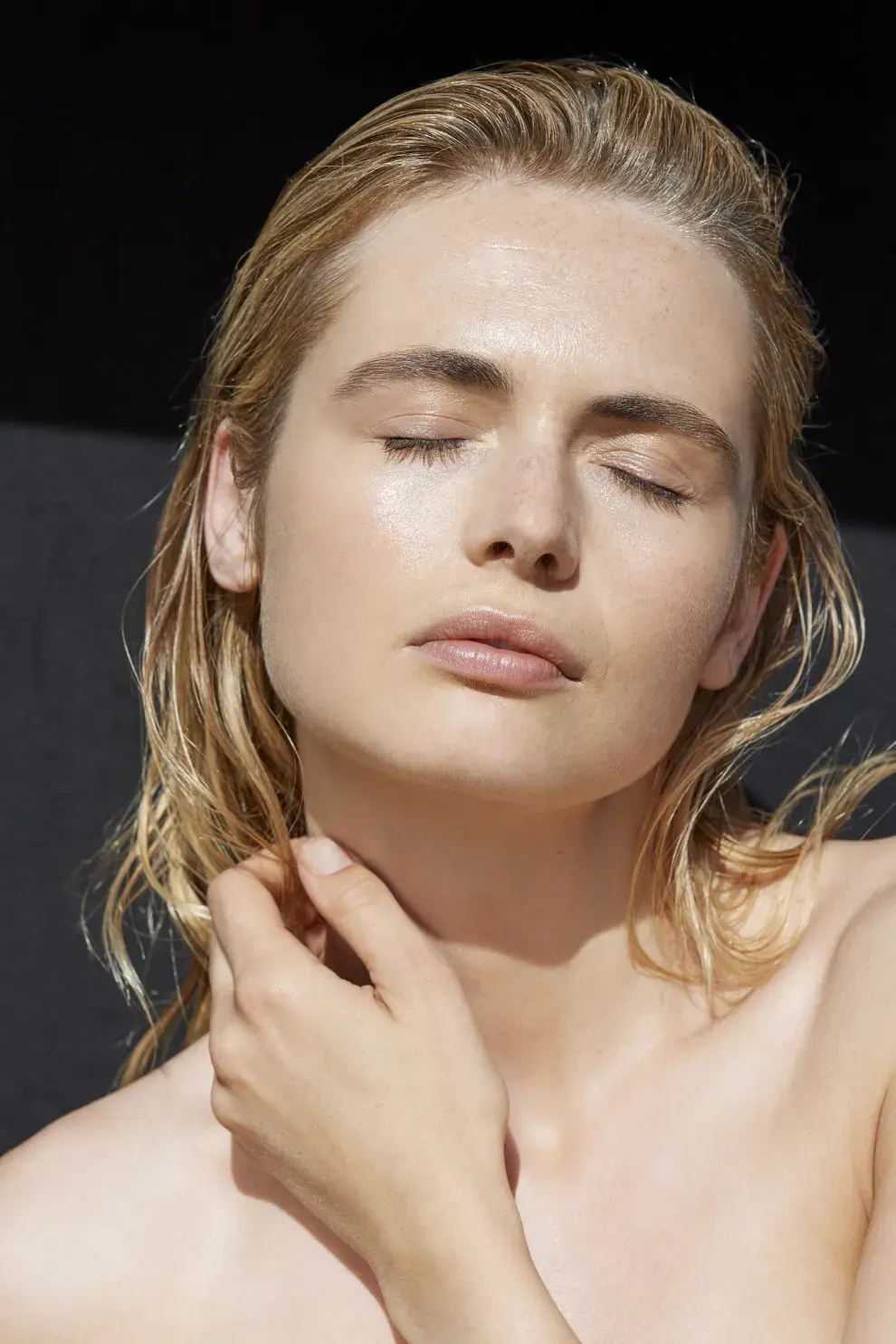 Mujer con piel luminosa.