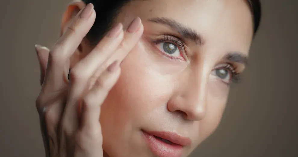 Foto de rostro de mujer con piel luminosa