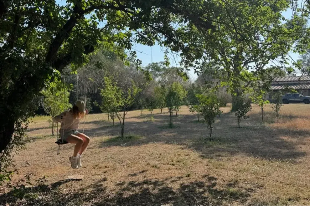 También disfrutó de la tranquilidad del campo, relajándose en una hamaca bajo un árbol y compartiendo una comida típica argentina, que incluía un asado acompañado de diversas guarniciones.También disfrutó de la tranquilidad del campo, relajándose en una hamaca bajo un árbol y compartiendo una comida típica argentina, que incluía un asado acompañado de diversas guarniciones.