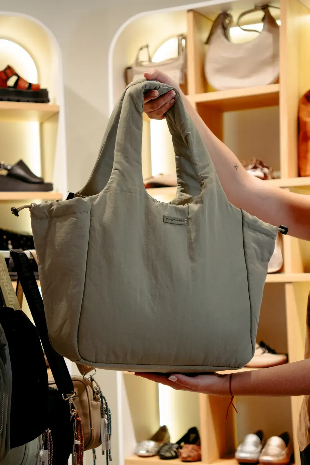 La opción más grande y liviana, ideal para cargar de todo durante muchas horas.