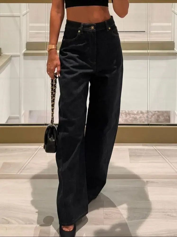 Jean wide leg en tono oscuro, uno de los elegidos de Antonela Roccuzzo