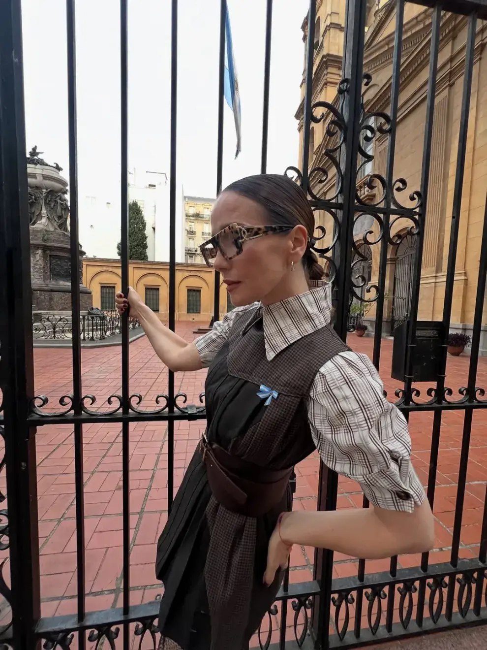 El look de Natalia Oreiro para el estreno de La noche sin mí: texturas, actitud y contraste.