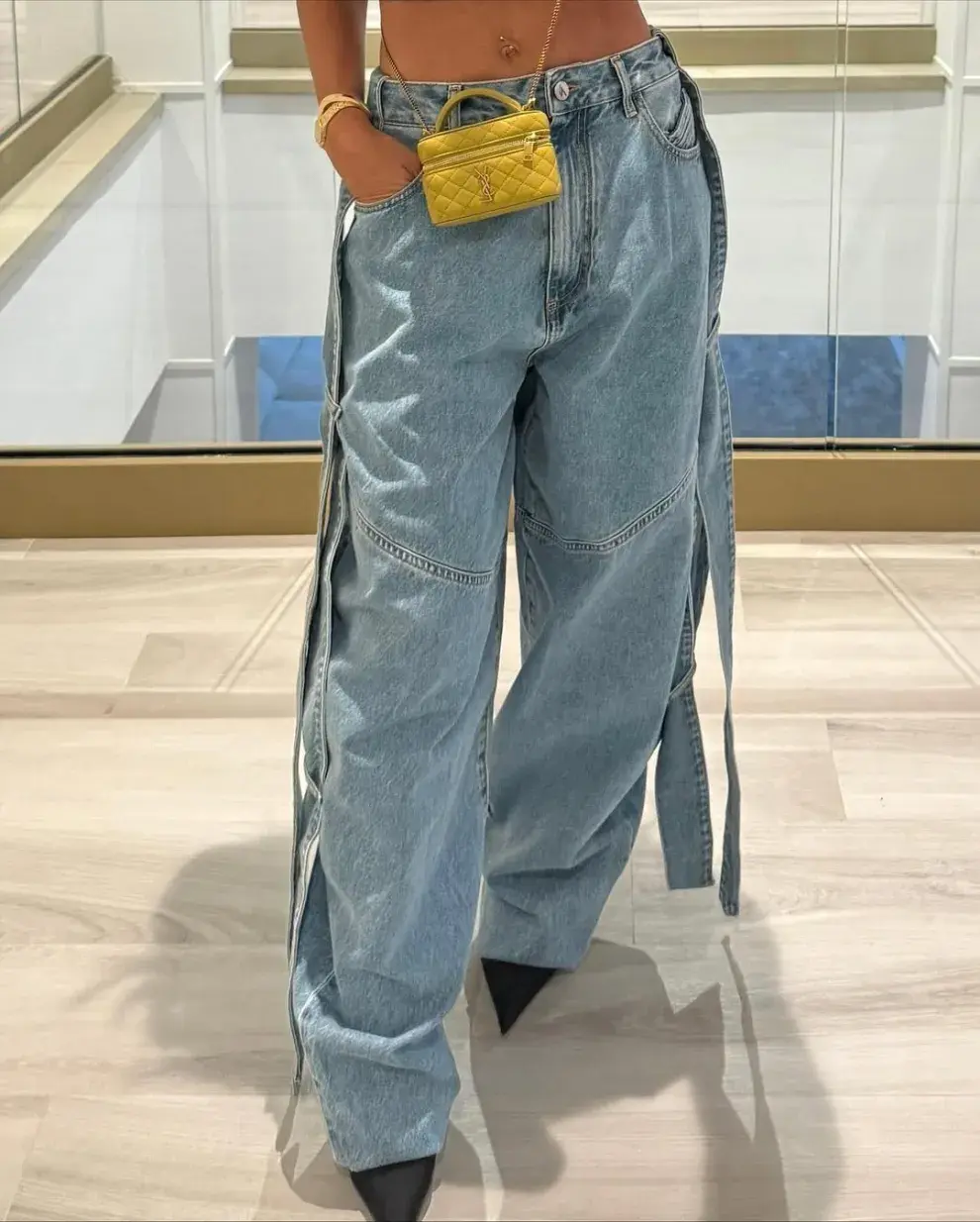 La cartera cuesta 2mil euros y es de Yves Saint Laurent