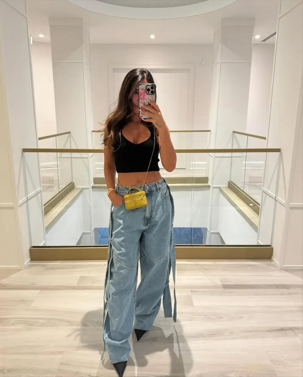 Antonela Roccuzzo con una mini cartera de Yves Saint Laurent