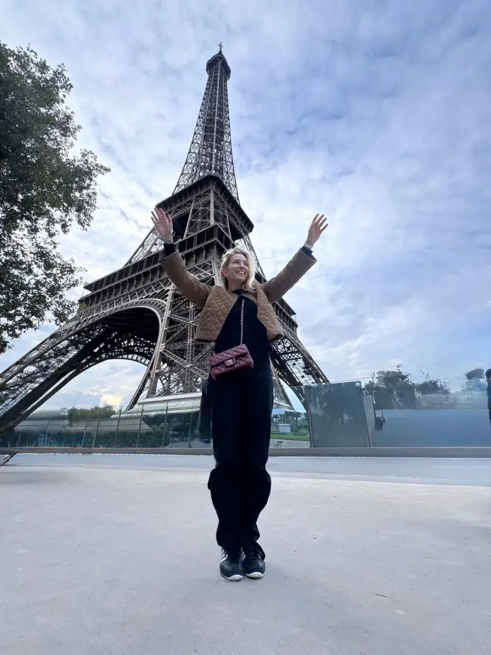 En sus redes, dejó ver parte de esa travesía parisina: la Torre Eiffel, el Puente de las Artes sobre el Sena, y una postal que enamoró a sus seguidores.