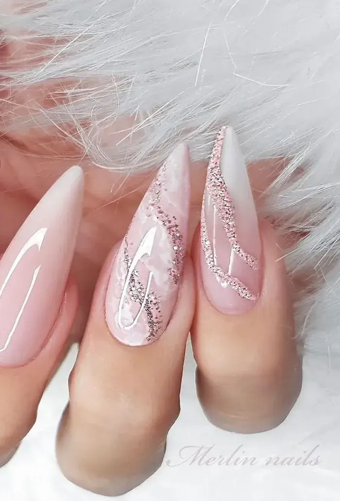 Ideas de uñas con brillos para la primavera: Mármol con vetas brillantes.