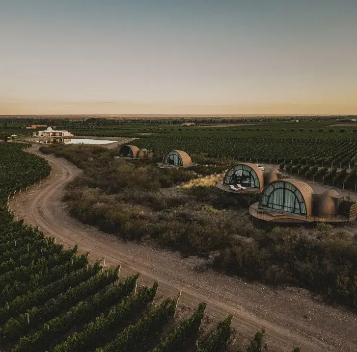 En Mendoza, Chozos Resort by AKEN Spirit ofrece una experiencia inesperada: chozas con forma de cúpulas futuristas, aisladas entre viñedos.