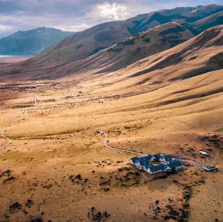 El hotel EOLO - Patagonia's Spirit, con dos Llaves MICHELIN, nos transporta a los sobrecogedores paisajes naturales, aislados y gélidos del sur.