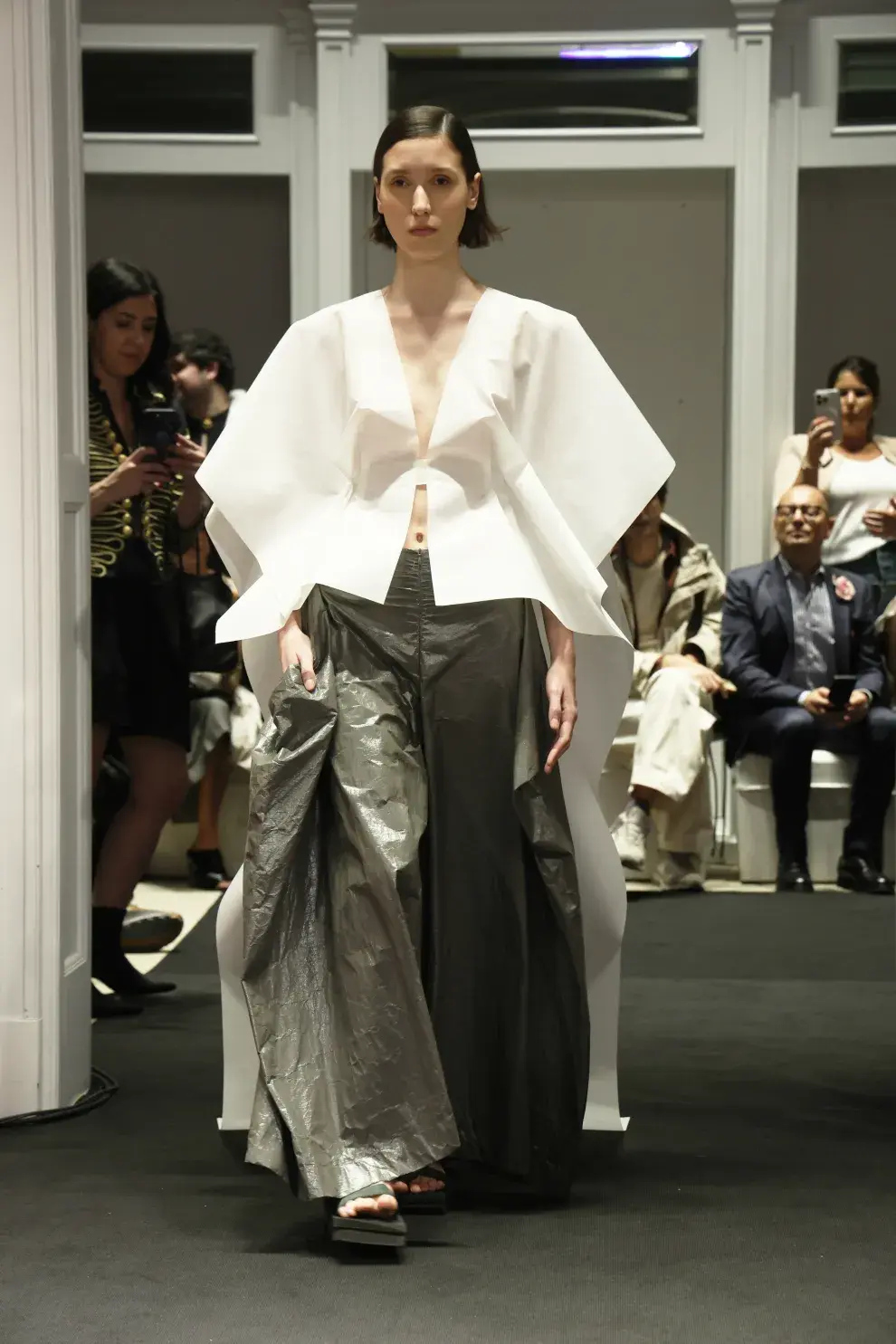 Si bien la apuesta fuerte de la colección son los vestidos, en camisas y blusas también se subió la vara. 