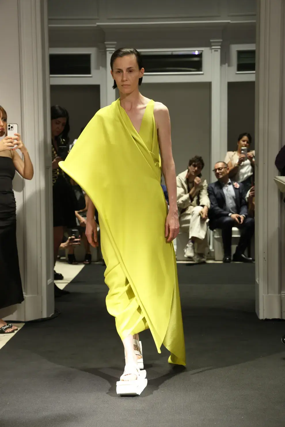 Si bien la paleta de colores destacó por los tonos sobrios como grises, ocres y blanco; también aparecieron destellos vibrantes que son tan característicos de la estética de Min.