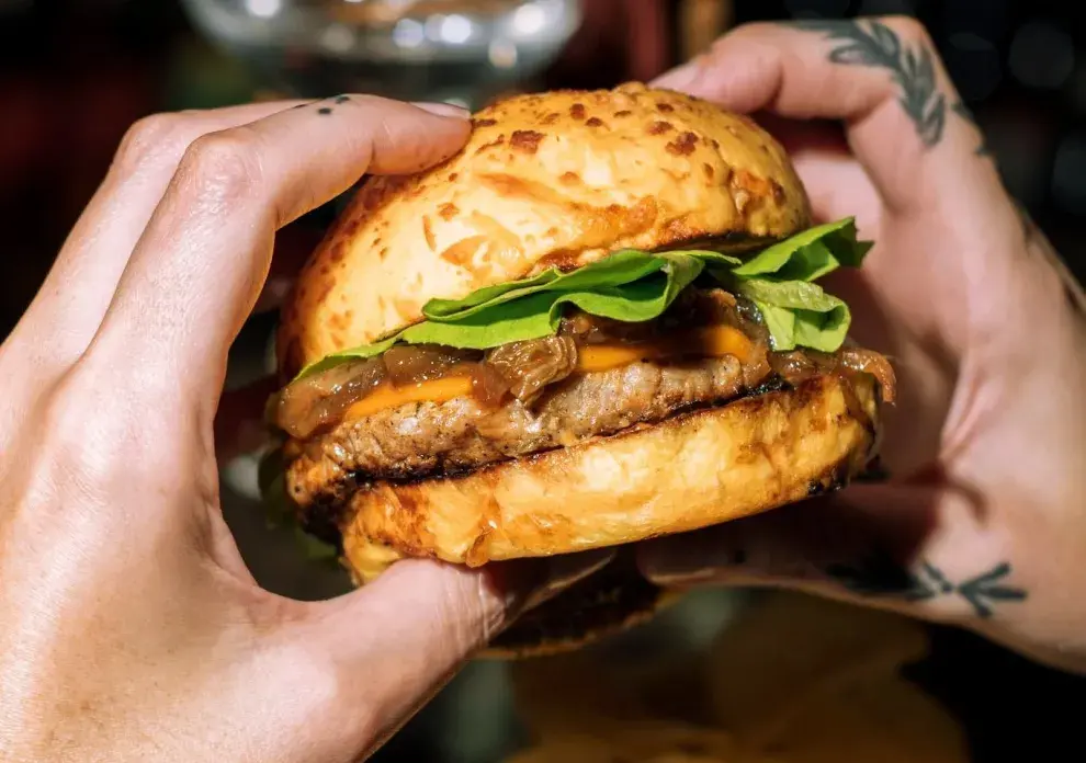 . Su Japo Burger combina carne de cerdo aplastada al estilo smash, lechuga, cheddar, cebolla caramelizada