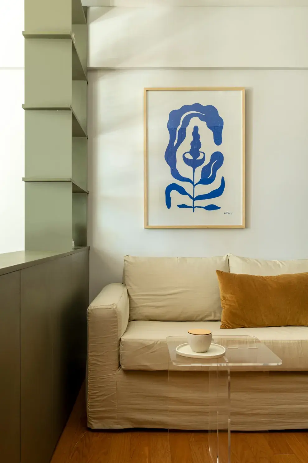 En los monoambientes cada centímetro vale y más si tiene vista. Un nicho entre una columna estructural y la pared se aprovechó de la mano de un sencillo escritorio, ideal para sentarse un rato o incluso apoyar la computadora.