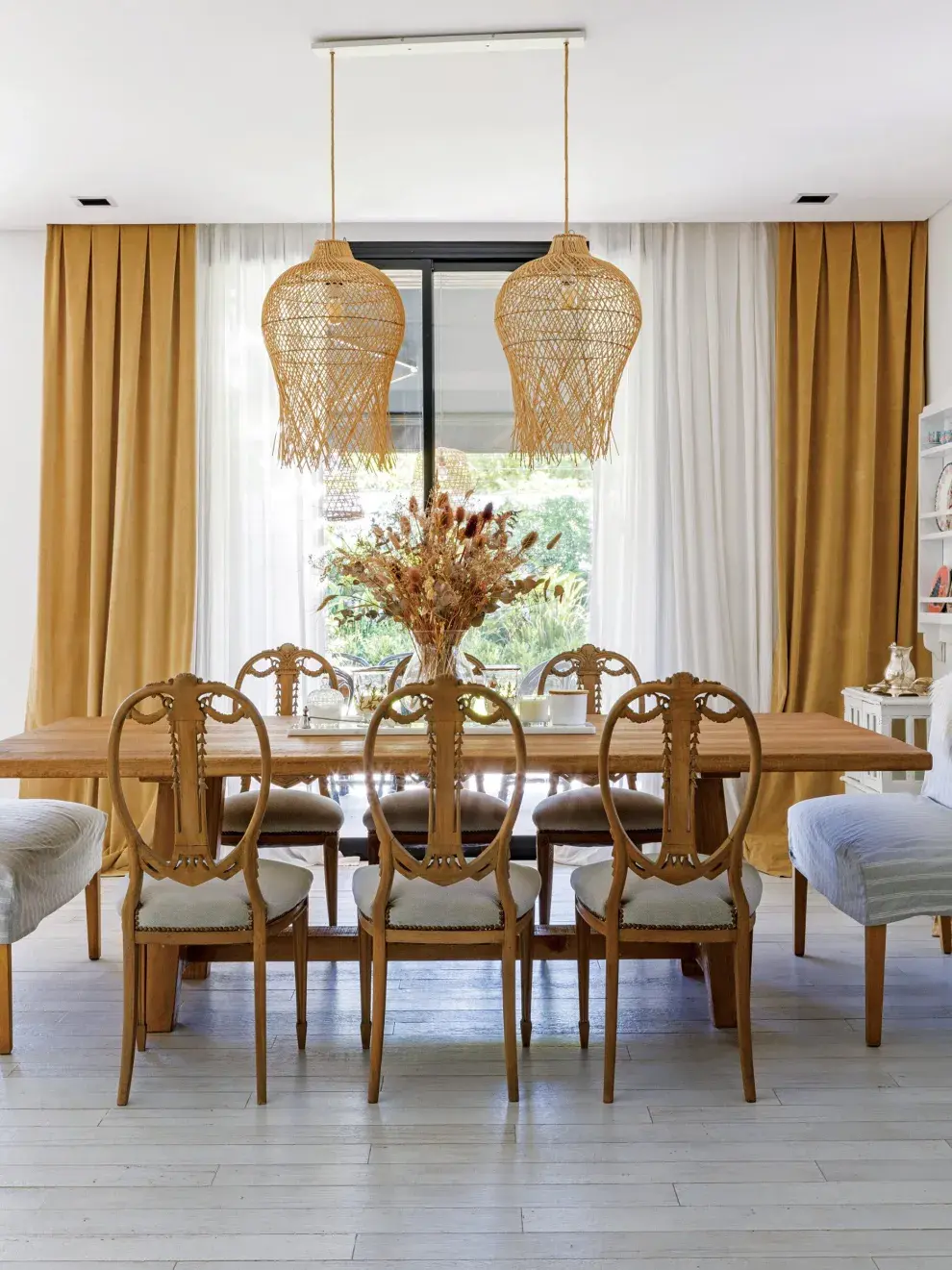 Sofía Díaz de Vivar se atrevió a hacer lavar las sillas heredadas antes de color caoba y retapizadas con lino mélange antimanchas (Belgika). La mesa de pino Oregón de demolición fue lustrada en el mismo tono para una perfecta sintonía.