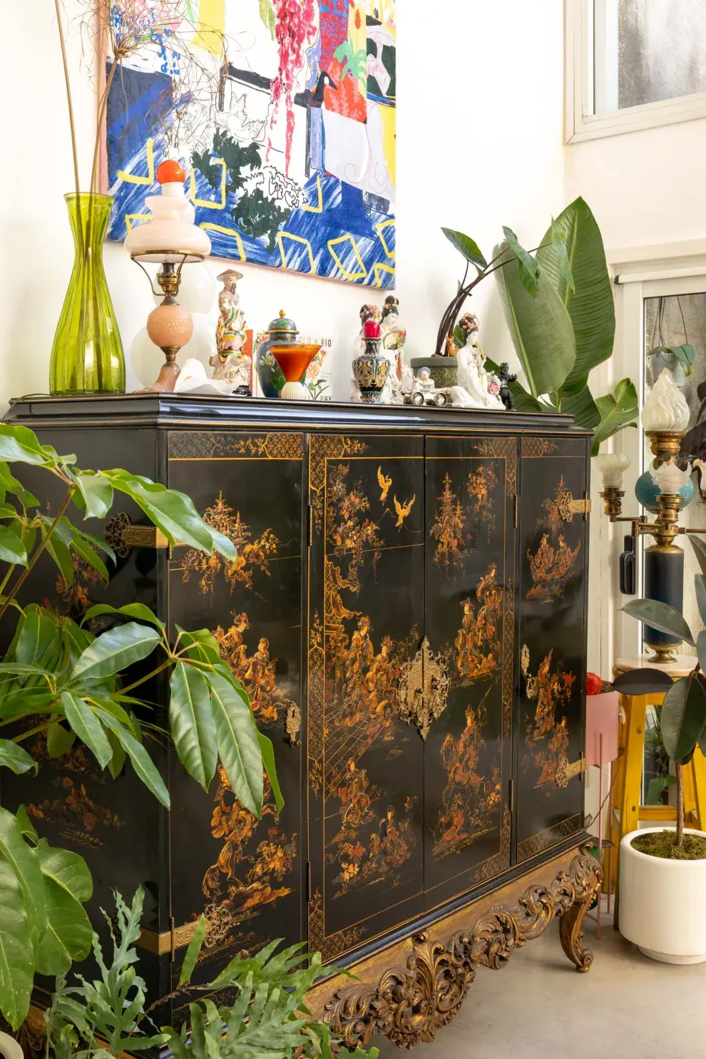 Comprado en un remate en Campana, y acompañado por un óleo actual sin bastidor, el mueble dialoga con una puesta botánica exuberante y contemporánea.