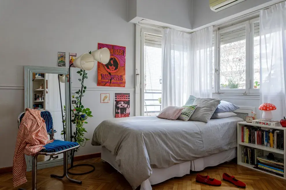 Lámpara de pie (Ejército de Salvación). Cubreedredón (Luna Oks) y almohadones (De Levie).