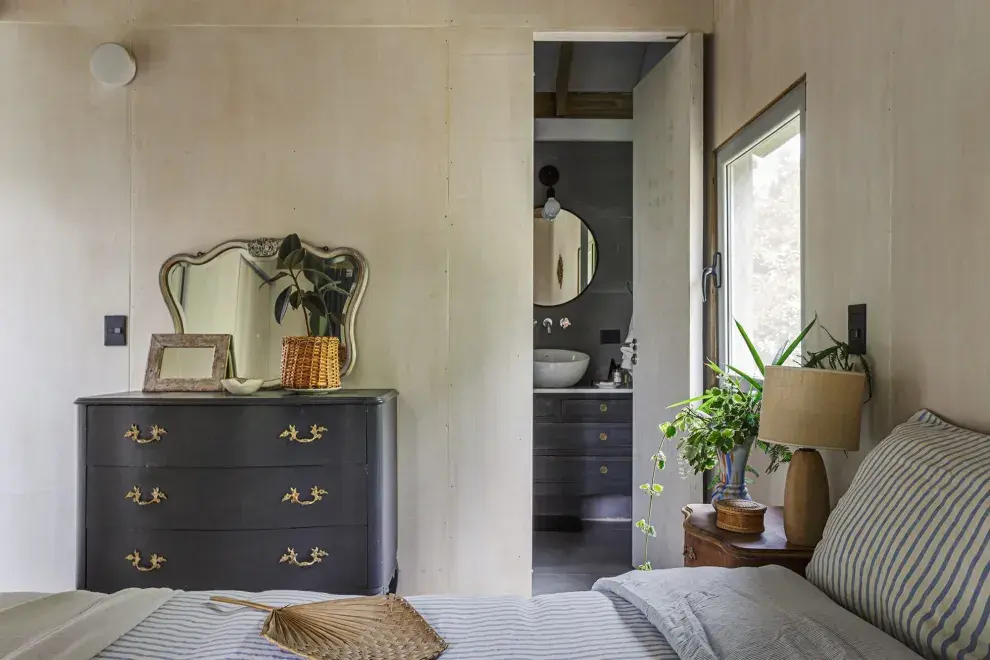 “Pensamos el cuarto como un espacio súper simple. Somos austeros con la ropa; no hay vestidor. Los protagonistas son los muebles reciclados y las vistas al verde”