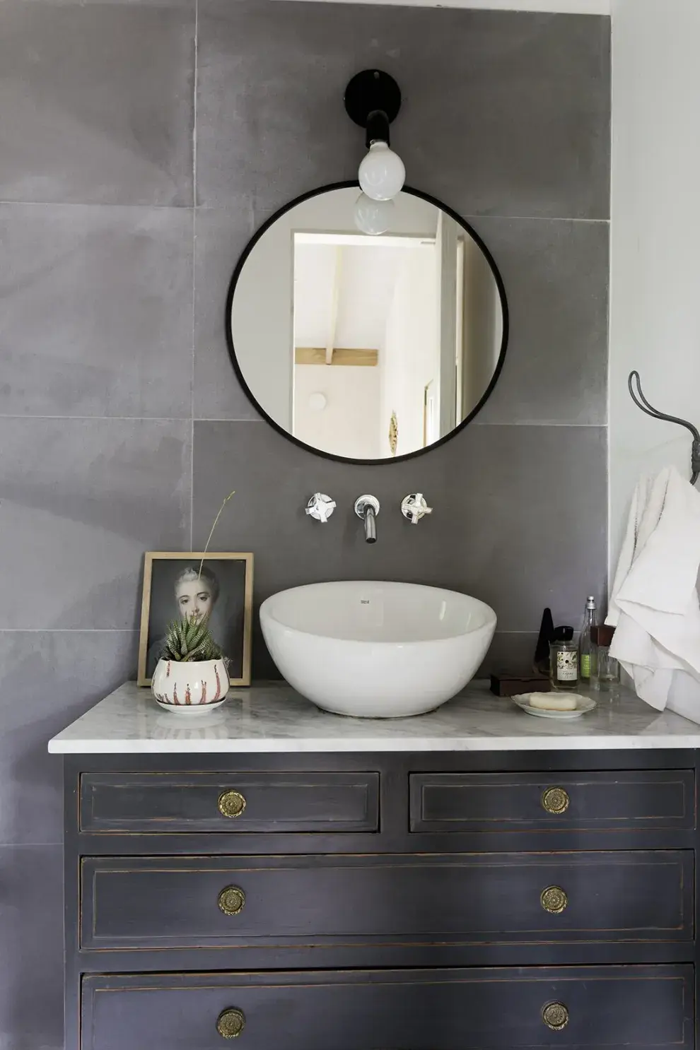 Eugenia acompañó el mueble reciclado con una bacha ‘Bol’ (Roca) y grifería 'Alerce' (FV) y un espejo circular (Mercado Libre). 