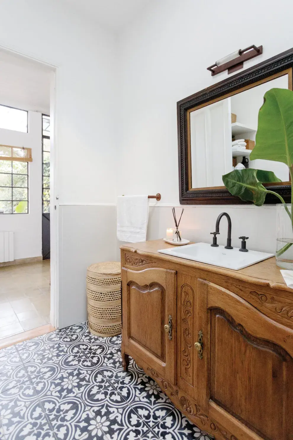 Mueble (Antigüedades Cascini) con bacha calada acompañada por una muy actual grifería negra (Ferrum). Canasto (Biensur). Calcáreos (Mosaicos Obregón).