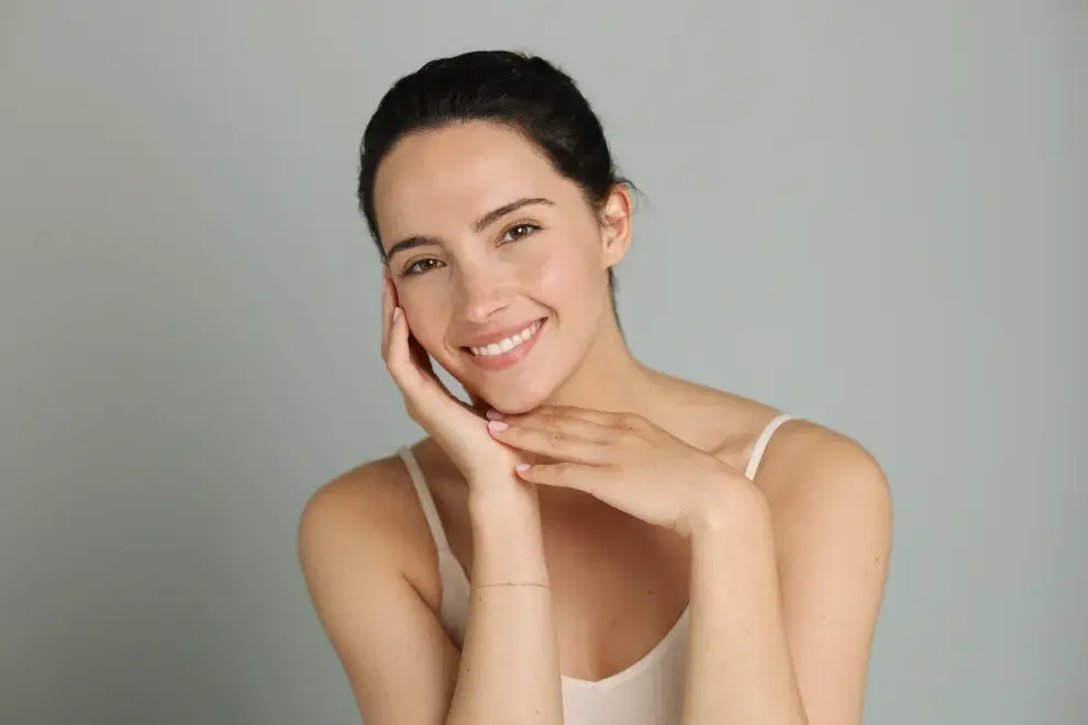 Decir adiós al maquillaje pesado no se trata de renunciar al maquillaje.