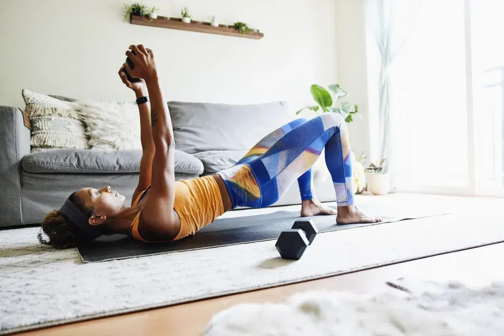Foto de mujer entrenando.