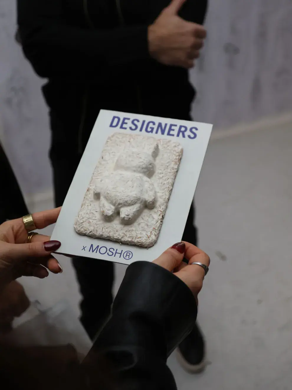 La escultura “D”, símbolo de Designers, fue cultivada a partir de micelio de hongos que crece sobre residuos agrícolas