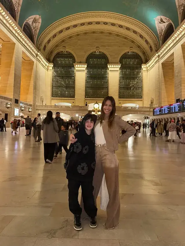 Pampita en Nueva York: el look vaquero que usó para una salida nocturna con sus hijos por la Gran Manzana