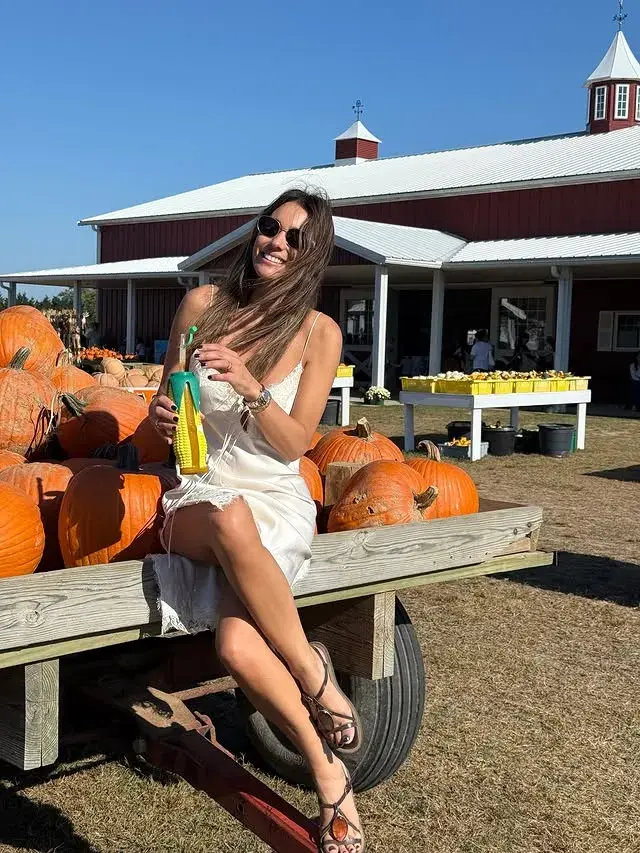 La modelo compartió postales en los juegos de la granja