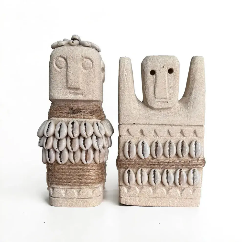 Las estatuas de piedra de Sumba brillan entre los objetos pequeños que que elevan la decoración del ambiente.
