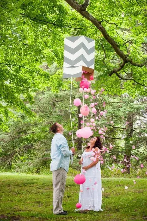 Ideas para un gender reveal: Piñata con sorpresa de color.