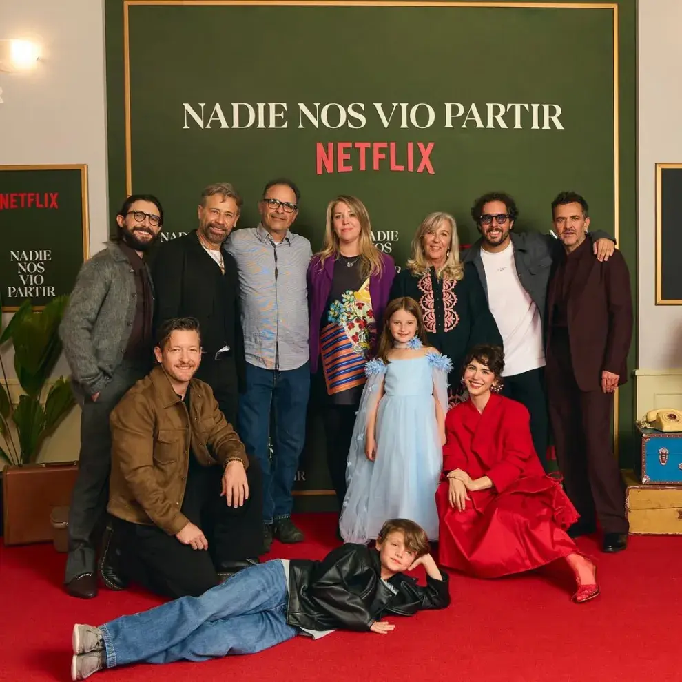 La directora argentina Lucía Puenzo, junto al equipo de Nadie nos vio partir, en la presentación de la nueva serie que arrasa en Netflix.