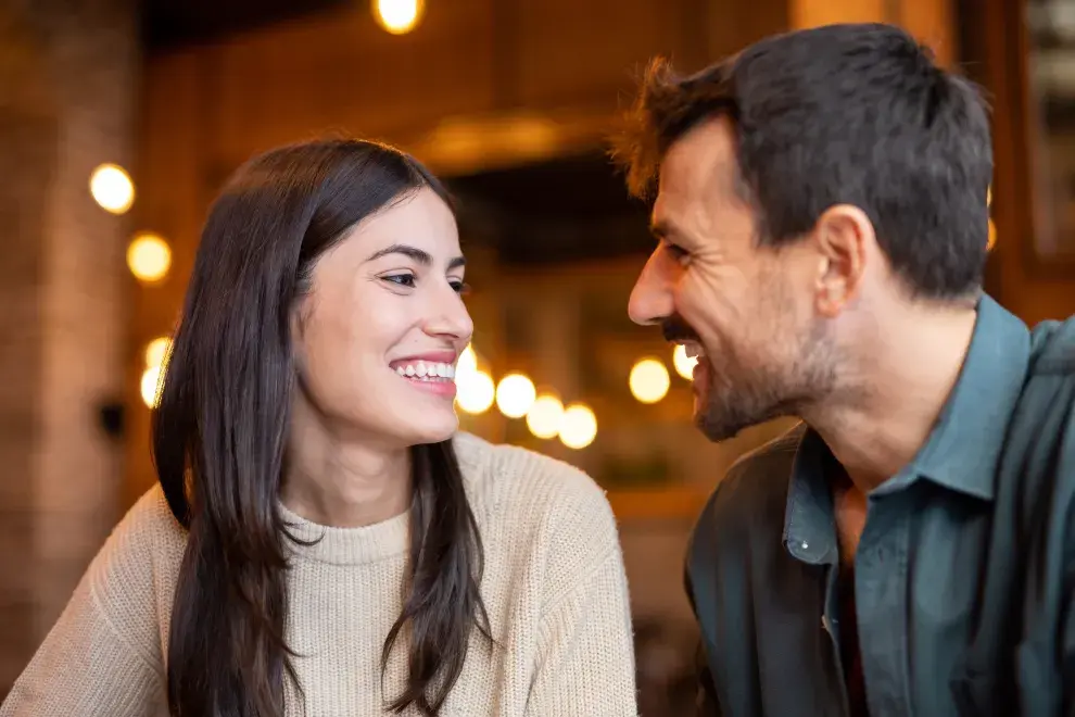 Foto de personas mirándose a los ojos.