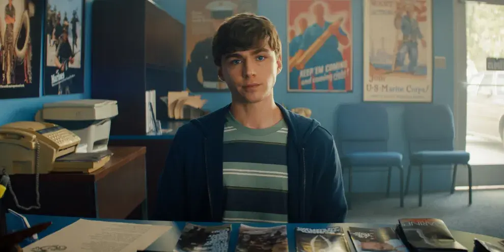 Miles Heizer en Reclutas, la nueva serie de Netflix.