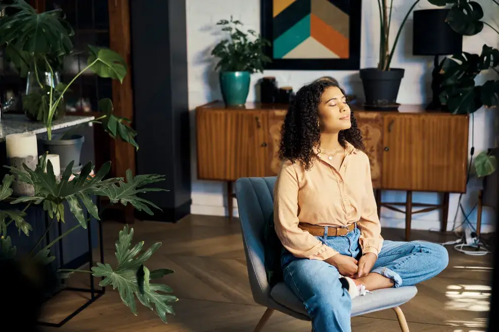Foto de mujer meditando.