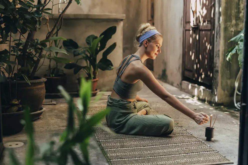 Foto de mujer meditando.