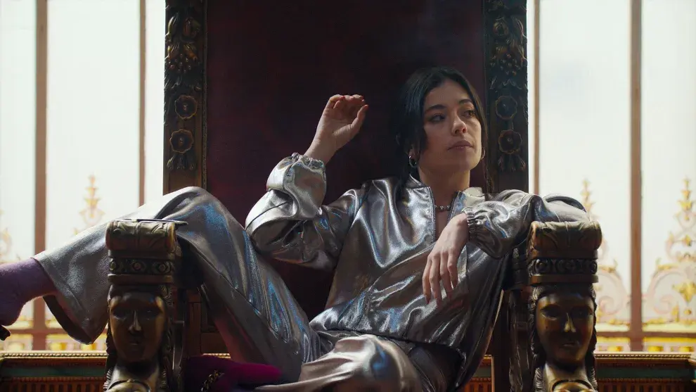 Foto de Su Majestad en Prime Video.