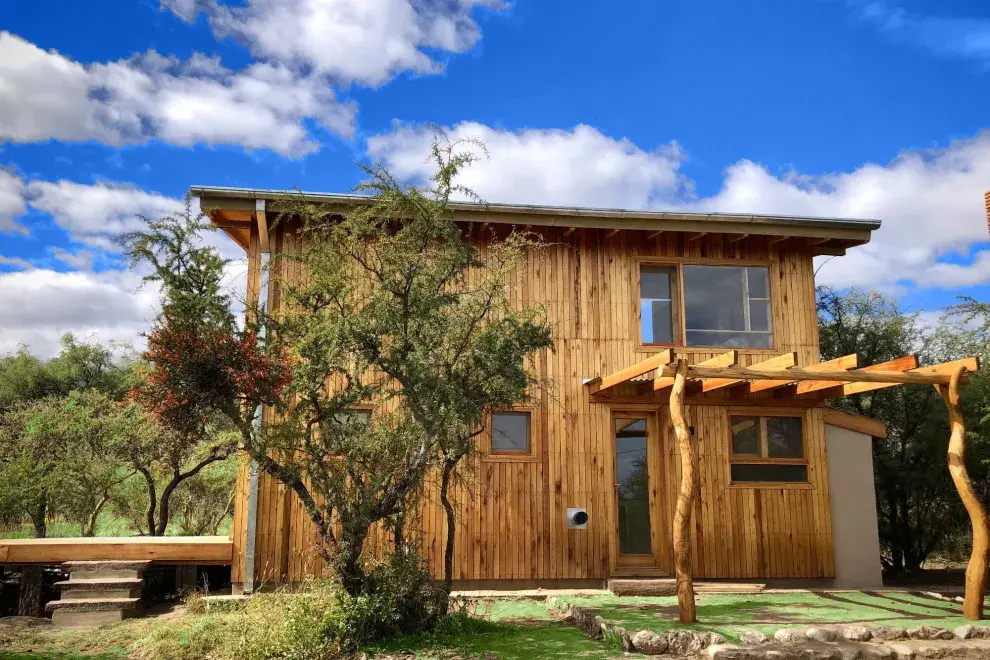 El interior está planteado como un loft conformado por un living en doble altura, cocina, baño y dormitorio en el entrepiso. 