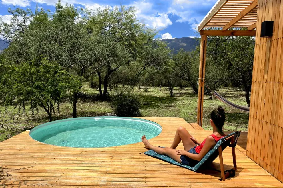 Agua, vegetación y madera: entorno perfecto para el descanso.