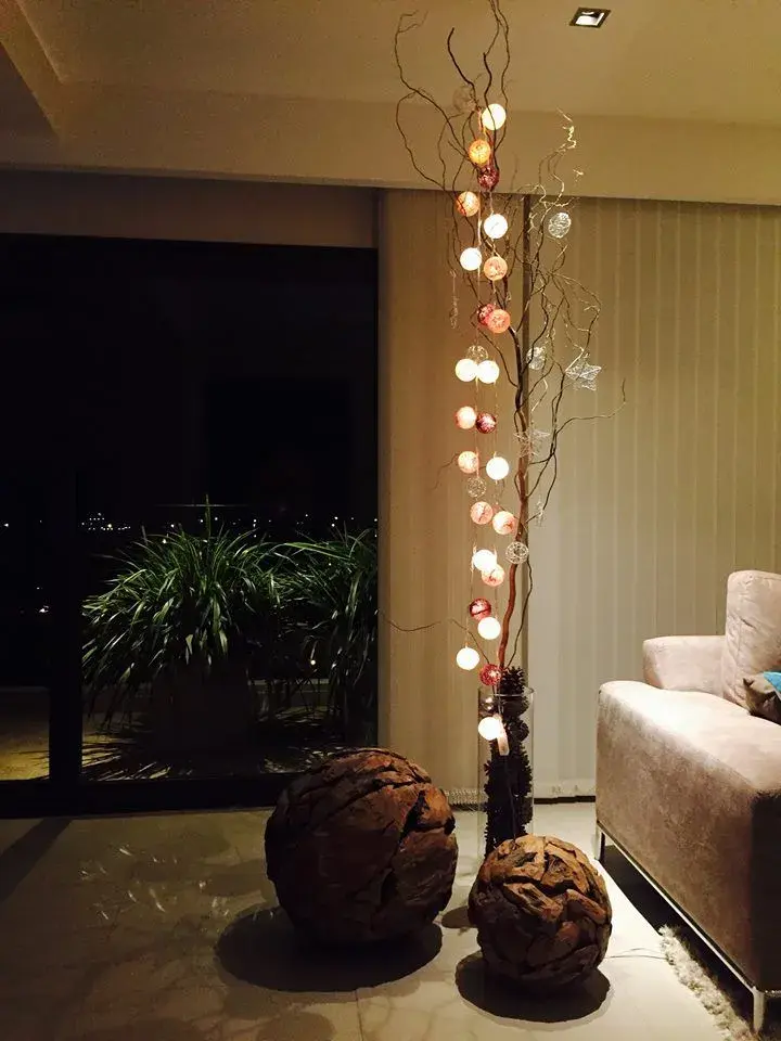 Una guirnalda de luz cálida crea atmósferas que invitan a quedarse. 