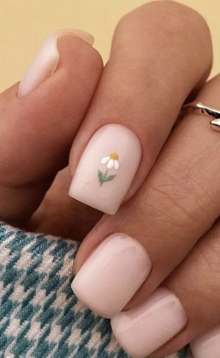 No hace falta hacer el diseño en todas las uñas, elegí algo sencillo y podés replicarlo en la uña que más te guste. 