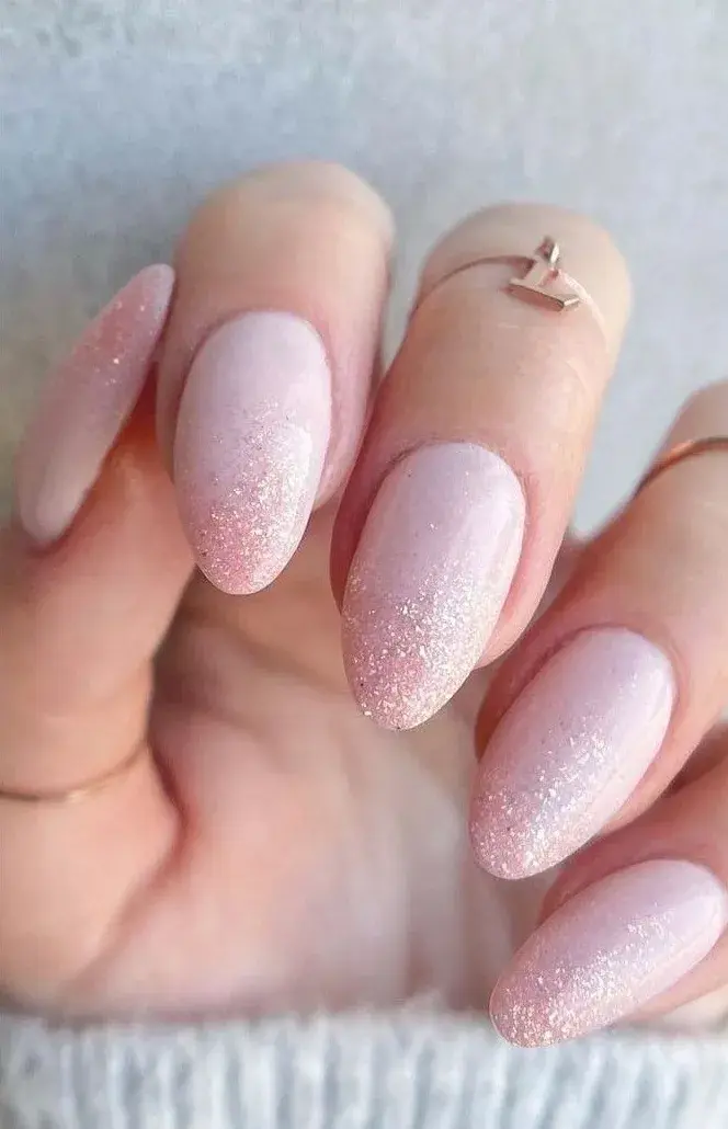 Uñas con brillos para la primavera: Ombré con glitter difuminado.