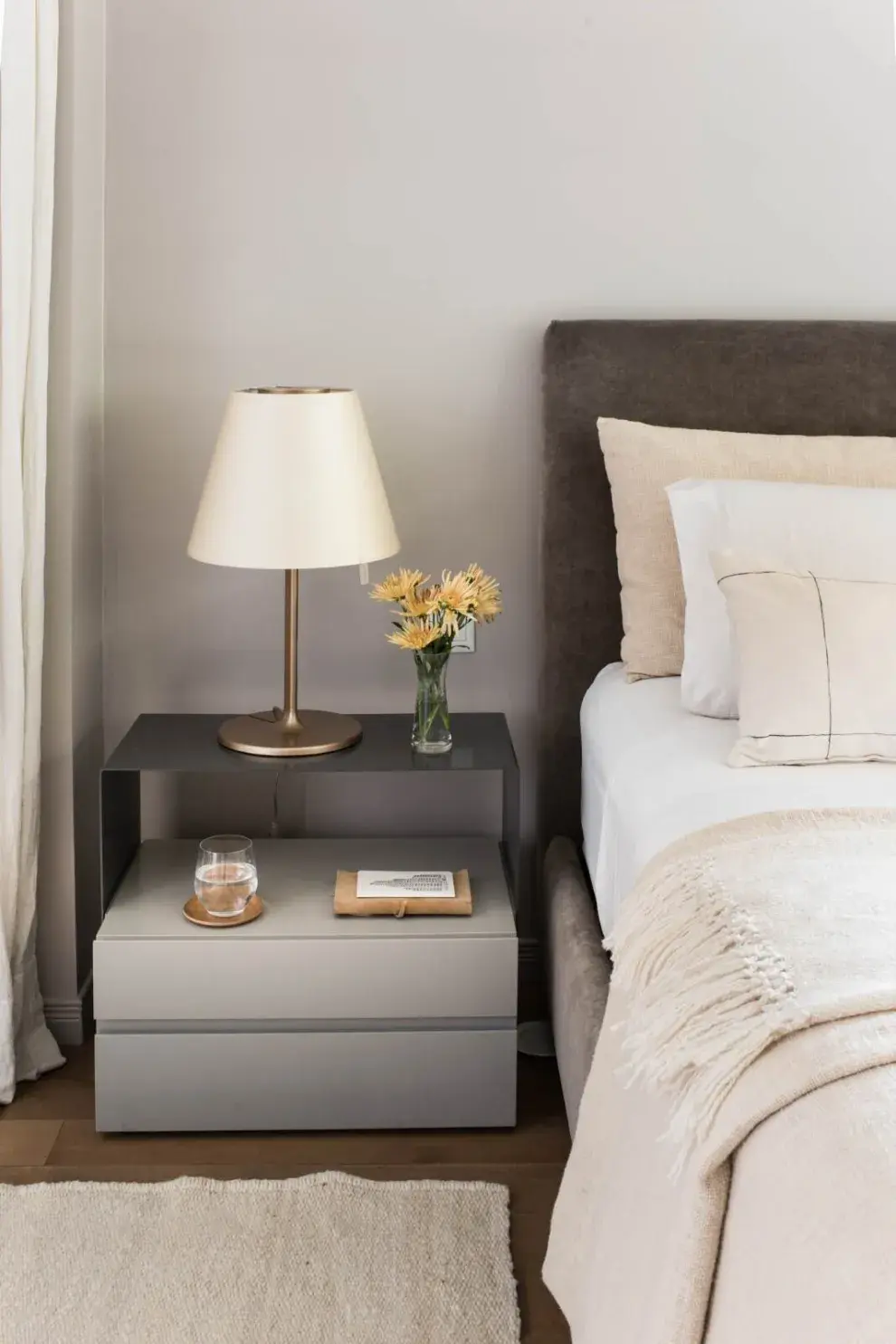 Lámparas de mesa ‘Melampo Table’ de Artemide (Griscan). Mesas de luz diseñadas a medida por el equipo de interiorismo. Cama y respaldo en pana gris topo (De Levie), textiles de Home Collection y Elementos Argentinos.