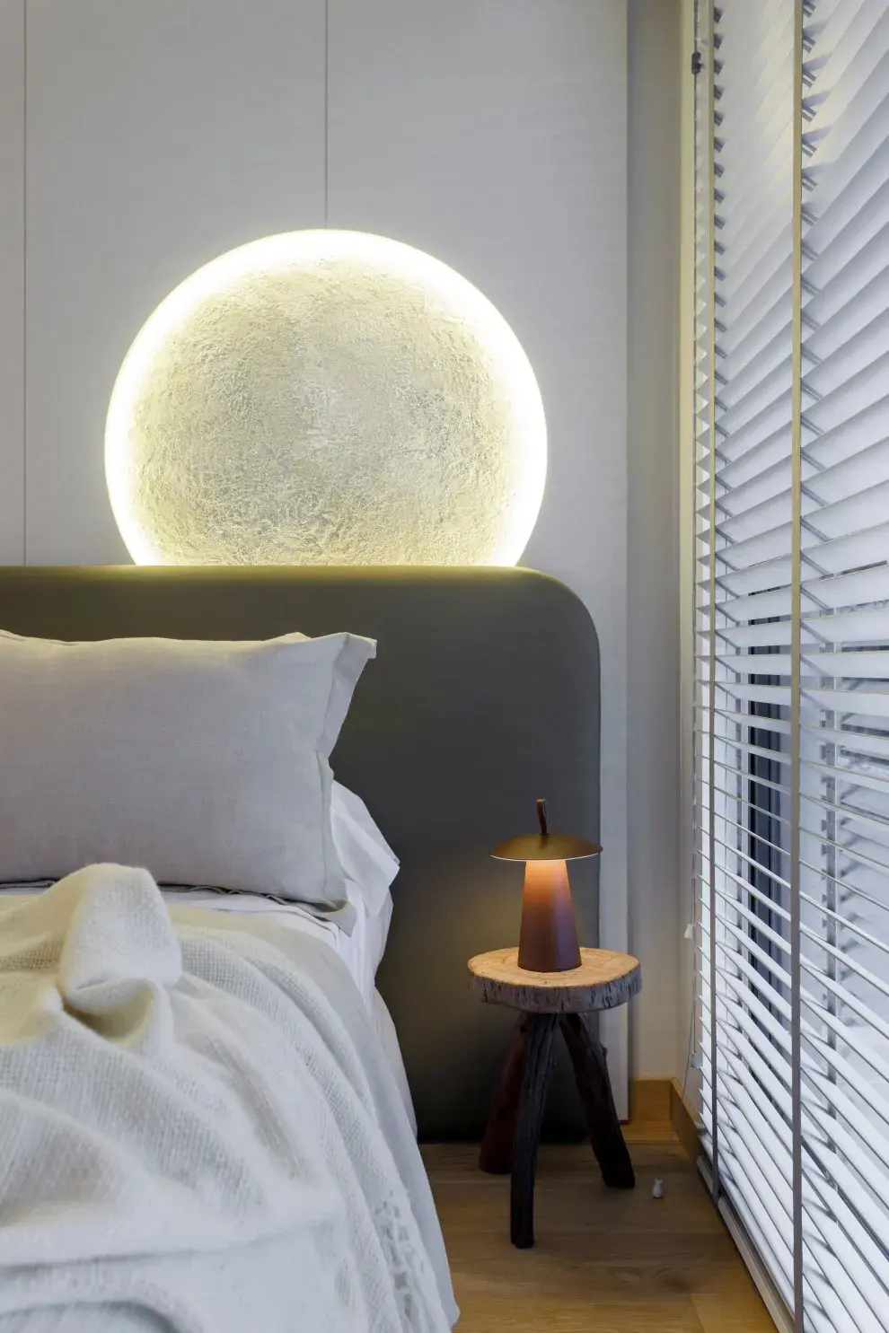 El complemento perfecto para este sofisticado rincón es 'Lula', una lámpara portátil de Idea Iluminación con forma de seta, recargable y dimerizable.