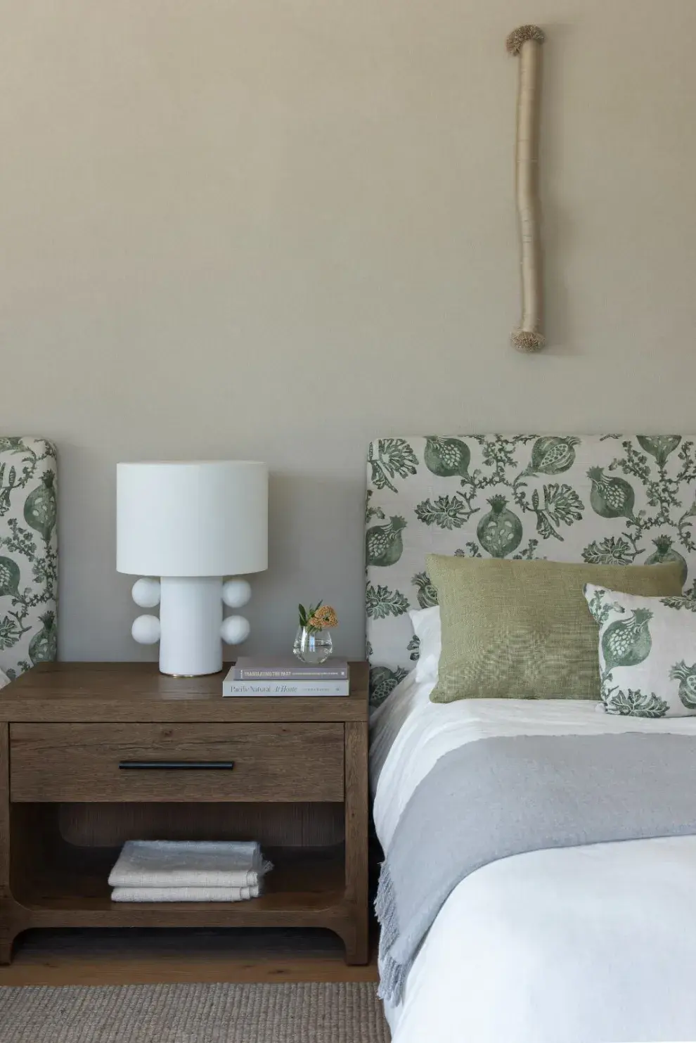 Respaldo tapizado en lino con estampado vegetal. Lámpara de mesa de la Colección.60, una colaboración entre Gonzalo Masoli (El Camino Studio) y Joanne Cattarossi.