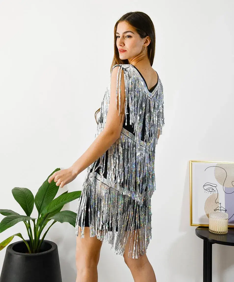 Vestido engomado de lentejuela y flecos, la tendencia que invade TikTok en 2025. 