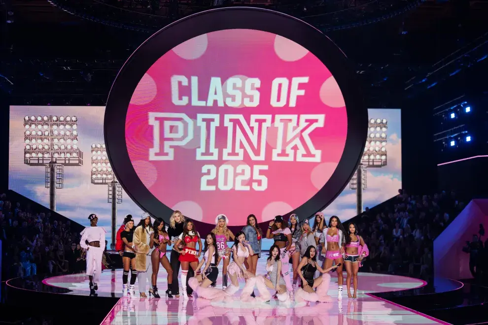 El show se transmitió en vivo por Amazon Prime y el canal oficial de YouTube de Victoria’s Secret, llegando a millones de personas alrededor del mundo.