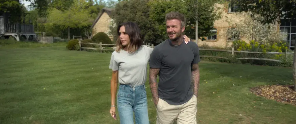 Victoria y David Beckham en un pasaje de la nueva docuserie de Netflix.