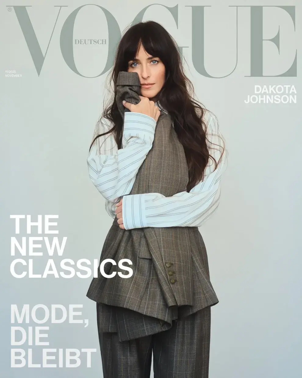 Clásico, atemporal y canchero: el look 'power dressing' de Dakota Johnson para la tapa de Vogue